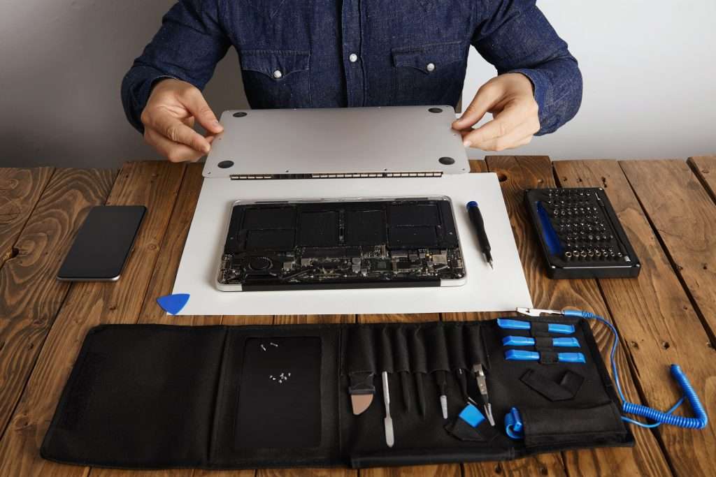 Tablet Reparatur Service in Darmstadt - Schnell & Zuverlässig: Ein Techniker arbeitet an einem Tablet.